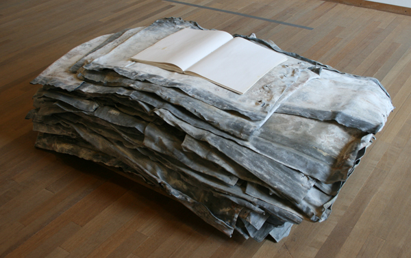Anselm Kiefer - 20 Jahre Einsamkeit - Lood hout papier en touw Anselm Kiefer - 20 Jahre Einsamkeit - Lood hout papier en touw