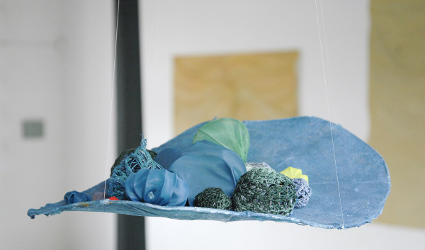 Antoniette Peeters - 2011 - Stof, acrylverf, haakwerk, ijzerdraad en linnen