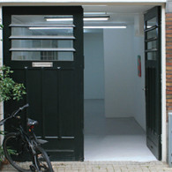 Sarah Verbeek (1974) is al een poosje hard aan de weg aan het timmeren en ontwikkelt zich langzaam maar zeker en gestaag naar onbekend terrein. Want ergens is er iets [&hellip;]