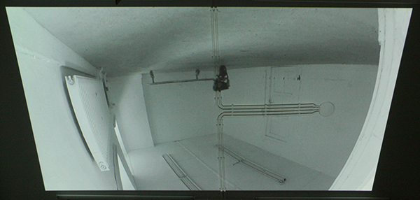 Arek Laskowski - Circle - IJzer, motor en wielen (filmprojectie op plafond)