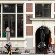 Ik moet er absoluut niet aan denken, mijn werk in een restaurant. Het werk als achtergrond voor mensen die gulzig nog een glas wijn achterover gooien. Of net beginnend aan [&hellip;]