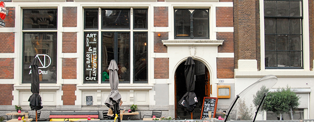 Ik moet er absoluut niet aan denken, mijn werk in een restaurant. Het werk als achtergrond voor mensen die gulzig nog een glas wijn achterover gooien. Of net beginnend aan [&hellip;]