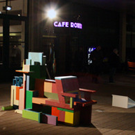 Vandaag opende ArtRotterdam, dit jaar een beurs met een opvallend open karakter. Waar het een paar jaar geleden aan de hermetische kant was, heeft het daar dit jaar totaal geen [&hellip;]