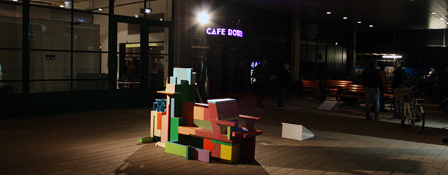 Vandaag opende ArtRotterdam, dit jaar een beurs met een opvallend open karakter. Waar het een paar jaar geleden aan de hermetische kant was, heeft het daar dit jaar totaal geen [&hellip;]