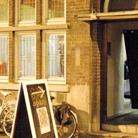 Een gewone tentoonstelling van vier kunstenaars. Niets bijzonders. De ene toont schilderijen, de andere filminstallaties, de andere wat installatiemateriaal met duidelijke verwijzingen naar schilderkunstig discours en de laatste toont iets [&hellip;]