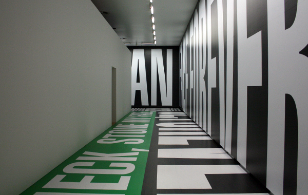 Barbara Kruger - Untitled (Past, Present, Future) - Digitale print op vinyl Barbara Kruger - Untitled (Past, Present, Future) - Digitale print op vinyl