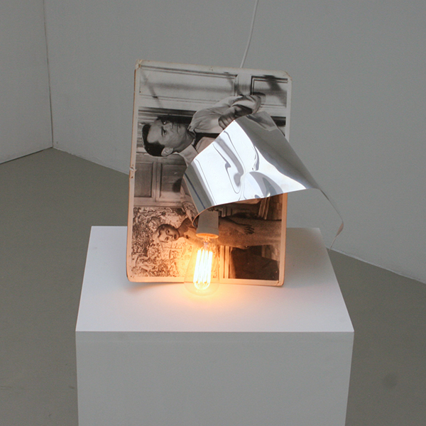 Benoit Maire - Suspens - 45x33x30cm Still, zink en lampje