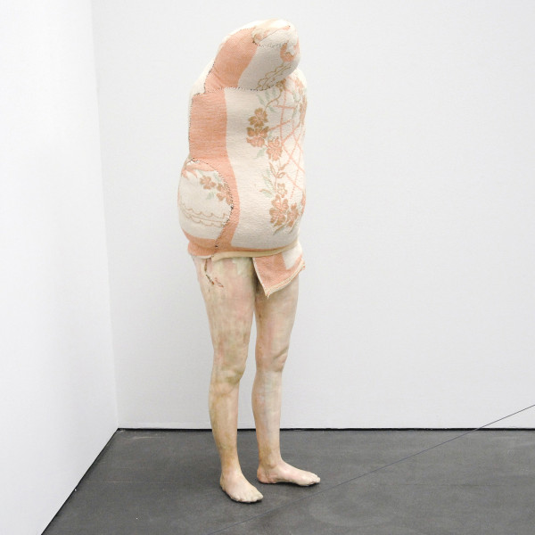 Berlinde De Bruyckere - Aaneen-genaaid - Gips, was, polyurethaan en deken