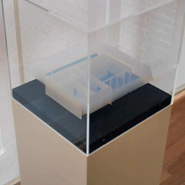 Berndnaut Smilde - Cumulus Avenue Ceramique 250 - Plastic model van tentoonstellingsruimte en aerogel 2013