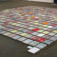 De eindexamen tentoonstelling van Willem de Kooning was in 2011 om te huilen. Dat jaar waren er nauwelijks studenten en de presentatie was belabberd met flinterdunne wandjes en matig licht. [&hellip;]