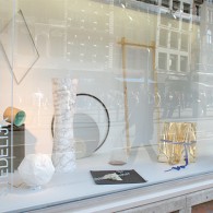 Gisteren liep ik door het centrum van Amsterdam en viel me ineens de etalage van de Bijenkorf op. Normaal niet maar nu wel. De Bijenkorf feliciteert het Stedelijk met haar [&hellip;]