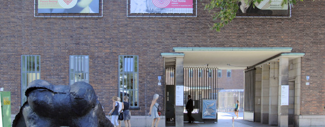 Als mij gevraagd werd waarom mijn eigen schilderwerk niet om het schilderen gaat, antwoordde ik tot voor kort altijd dat Chinezen beter kunnen schilderen. Chinezen kunnen alles moeiteloos tot in [&hellip;]