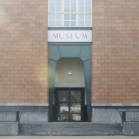 Als het museum een mausoleum is, een sarcofaag van het verleden, wat is dan de noodzaak van het bestaan ervan? Niet zo zeer in functionele zin, het bewaren van kunstvoorwerpen, [&hellip;]