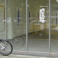 Hoe kan een kunstwerk, en de kunstenaar, zich onttrekken van een ge-evenementialiseerde cultuur? Met een continue stroom aan prikkels, dankzij het internet, wordt er continue gevochten om aandacht en tijd [&hellip;]