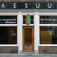 De ruimte bij Caesuur is alles behalve eenvoudig, de ene wand een vies groen, de andere van hout, de overzijde is oranjerood en tot overmaat van ramp heeft deze een [&hellip;]