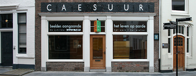 De ruimte bij Caesuur is alles behalve eenvoudig, de ene wand een vies groen, de andere van hout, de overzijde is oranjerood en tot overmaat van ramp heeft deze een [&hellip;]