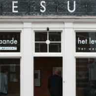 Het is een vreemde gewaarwording, een tentoonstellingsruimte die kan veranderen. Ik was de laatste dag van de openstelling van het werk van Koen Broucke gaan (1965) kijken bij Caesuur. Omdat [&hellip;]