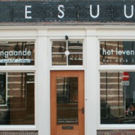 Machteld Solinger (1986) is de derde in een reeks van schilders die hun werk, hun atelier en zichzelf presenteren. Het werk van Solinger is echt schildersschilderwerk, veel gevoel voor kleur en [&hellip;]