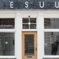 Ik mocht deze tentoonstelling, dit retrospectief van Loek Grootjans (1955), openen. Blijkbaar vond iemand het een goed idee om mij hier voor te vragen. Geen idee waarom. Wie de bal [&hellip;]