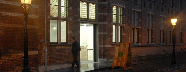 Licht. Willen we iets zien is een lichtbron noodzakelijk. Een lichtbron schijnt licht op een object en door weerkaatsing van de lichtdeeltjes registreren onze ogen het voorwerp. Een essentieel element [&hellip;]