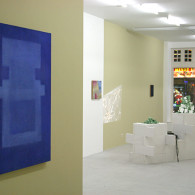 Het werk van Chad Burt (1978) komt over als een vage echo uit laat modernistische tijden. Het is bijna onmogelijk enkele van zijn doeken te zien zonder te denken aan [&hellip;]