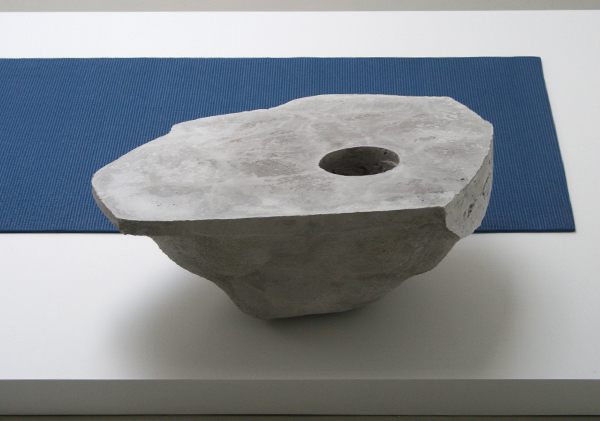 Chris Evans - Clod I (Light) - Beton, marmer, pvc-tapijt (detail) Chris Evans - Clod I (Light) - Beton, marmer, pvc-tapijt (detail)