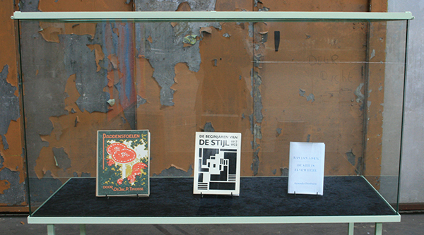 Chris Martin - Vitrine met boeken