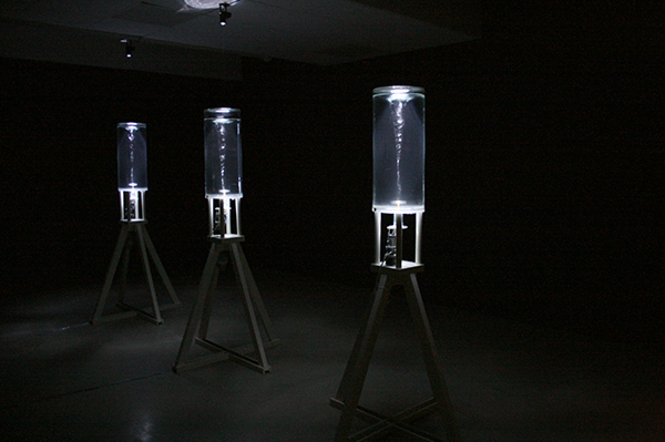 Christiaan Zwanikken - Hydromats - 104x220x104cm Glas, water, motoren, sensoren, hout, geluid en computer