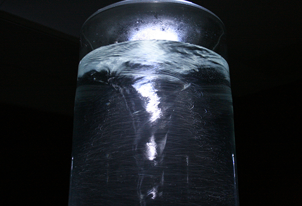 Christiaan Zwanikken - Hydromats - 104x220x104cm Glas, water, motoren, sensoren, hout, geluid en computer (detail)