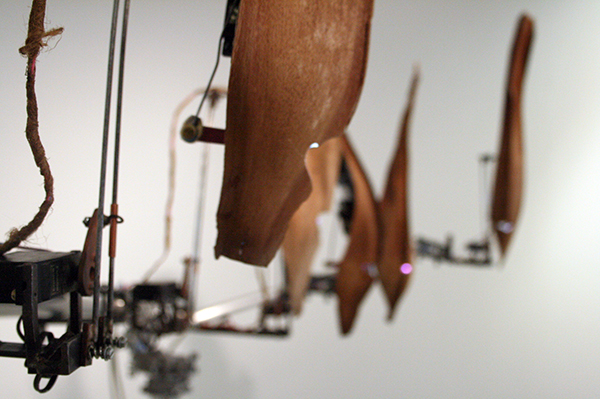 Christiaan Zwanikken - Questionable Gods of Bio Mechanics - 200x210x50cm Palmbladeren, hout, servos, staal, computer en geluid (detail)