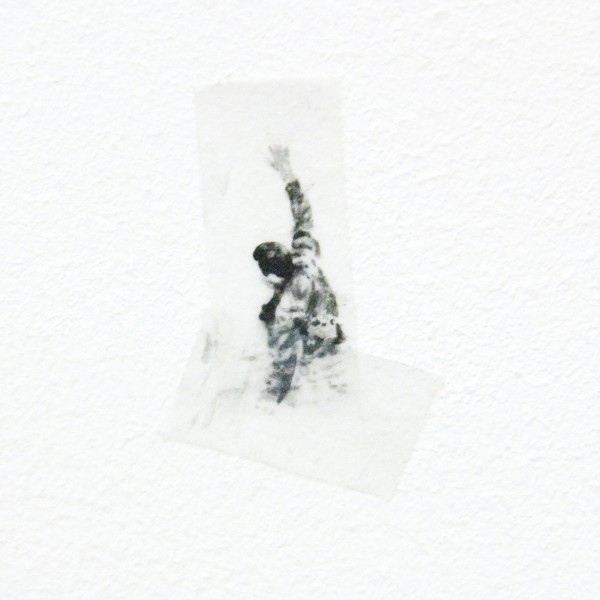 Claire Harvey - Sticky Water - Installatie met acrylverf op Scotch tape (detail)