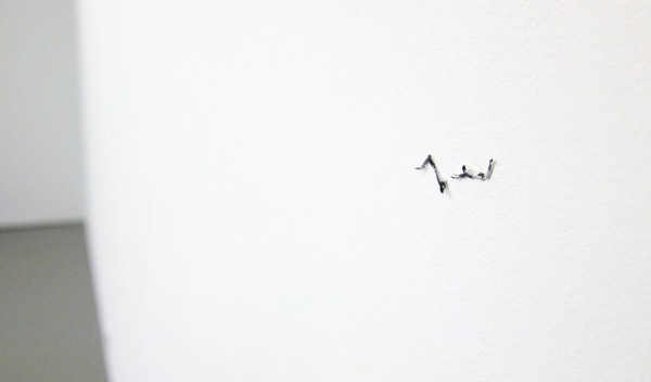 Claire Harvey - The Catch - Installatie met olieverf op muur met schroefjes en touw (detail)