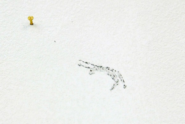 Claire Harvey - The Catch - Installatie met olieverf op muur met schroefjes en touw (detail)