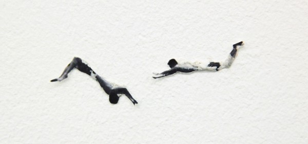 Claire Harvey - The Catch - Installatie met olieverf op muur met schroefjes en touw (detail)