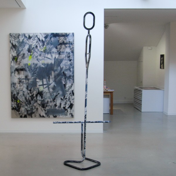 Coen Vunderink - Untitled - 200x150cm Tempera op linnen & Cherubim #2 - 250x100x50cm Spuitbus op staal