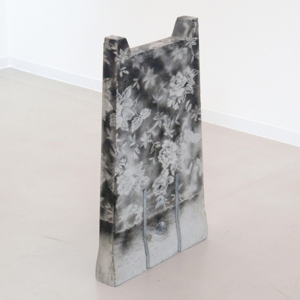 Coen Vunderink - Untitled - 83x9x50cm Spuitbus op beton