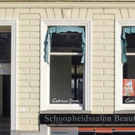 Een beetje kriebelig wordt ik er van, het werk van Koes Staassen (1985). Zeer gedetailleerde en uitgewerkte tekeningen van hoofdzakelijk expliciet mannelijk naakt. Nu schrik ik daar op zich niet [&hellip;]