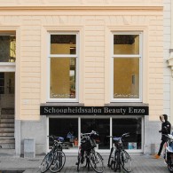 Vier recent afgestudeerde kunstenaars, allen met een scherp randje. Het vloekt niet, maar je kan niet anders dan je verhouden tot deze werken. Je vind het wat, of je vind [&hellip;]