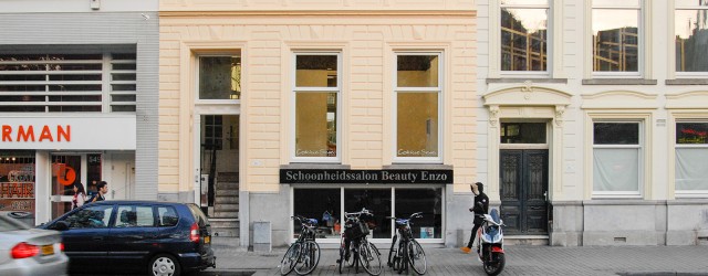 Vier recent afgestudeerde kunstenaars, allen met een scherp randje. Het vloekt niet, maar je kan niet anders dan je verhouden tot deze werken. Je vind het wat, of je vind [&hellip;]