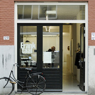 Daan den Houter (1977) is al een poosje bezig, maar had tot op heden nog geen solo presentatie gehad bij Galerie Frank Taal. Nu, dat was hoog tijd blijkt direct [&hellip;]