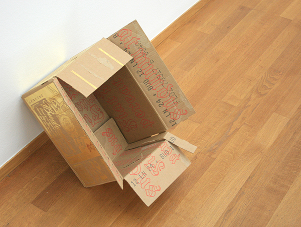 Danh Vo - Fiat Veritas, et Pereart Mundus (Hoewel de wereld vergaat, moge er gerechtigheid zijn) - Bladgoud, ribkarton en inkt