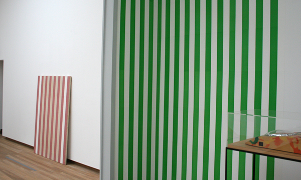 Daniel Buren - Peinture sur toile & papier colle blanc et vert - Verf op markieslinnen op spieraam en behangpapier Daniel Buren - Peinture sur toile & papier colle blanc et vert - Verf op markieslinnen op spieraam en behangpapier