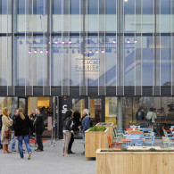 Afgelopen zaterdag opende De Nederlandse Cacaofabriek haar nieuwe locatie. Eigenlijk is het de oude locatie die helemaal is opgeknapt en daarbij anders is geworden. Kunstinitiatief de Cacaofabriek heeft een kleine zaal [&hellip;]