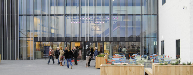 Afgelopen zaterdag opende De Nederlandse Cacaofabriek haar nieuwe locatie. Eigenlijk is het de oude locatie die helemaal is opgeknapt en daarbij anders is geworden. Kunstinitiatief de Cacaofabriek heeft een kleine zaal [&hellip;]