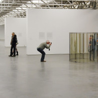 Kijken en bekeken worden, misschien ook wel door jezelf. Bij het werk van Dan Graham (1942) zie je soms jezelf gereflecteerd in de ramen, terwijl je aan de andere zijde [&hellip;]