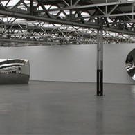 Anish Kapoor (1954) is een kunstenaar die door nagenoeg alle lagen van de kunstwereld gewaardeerd wordt en ook heel toegankelijk is voor het grote publiek. Zijn werken zijn elegant, veelal [&hellip;]