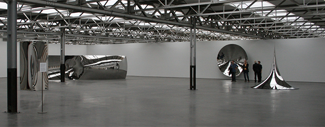 Anish Kapoor (1954) is een kunstenaar die door nagenoeg alle lagen van de kunstwereld gewaardeerd wordt en ook heel toegankelijk is voor het grote publiek. Zijn werken zijn elegant, veelal [&hellip;]