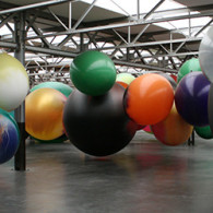 Katharina Grosse (1961) is duidelijk niet van de kleine gebaren. Ze denkt in meters. Dat betekend dat groots uitpakt met een twaalftal grote schilderijen, twee flinke sculpturen en vooral een [&hellip;]