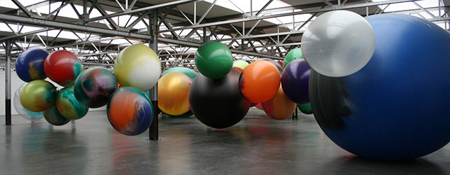 Katharina Grosse (1961) is duidelijk niet van de kleine gebaren. Ze denkt in meters. Dat betekend dat groots uitpakt met een twaalftal grote schilderijen, twee flinke sculpturen en vooral een [&hellip;]