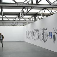 7 schilderijen van stenen, een wandschildering en een flinke lading schetsen van ouder werk, kort samengevat de volledige tentoonstelling van Robert Zandvliet (1970) in De Pont. Daarvoor ga ik graag [&hellip;]